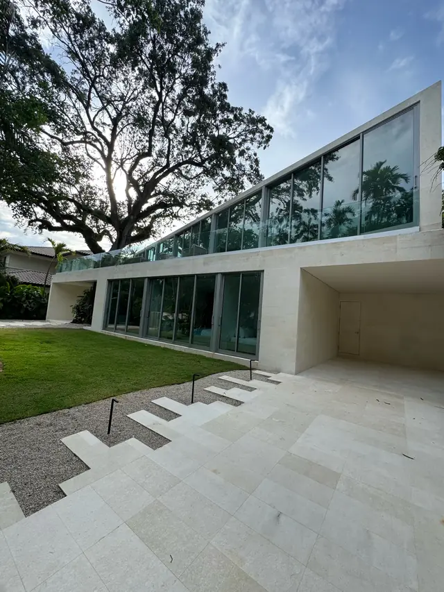 Casa moderna terminada con una franja de ventanas de impacto en el segundo piso