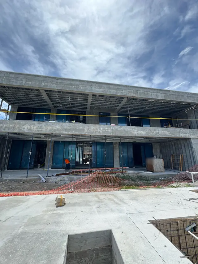 Obra residencial en construcción con ventanas de impacto ya instaladas