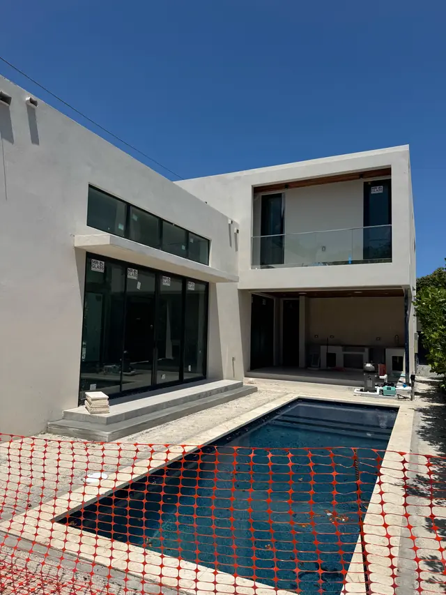 Obra en proceso: casa con piscina y puertas corredizas de impacto ya instaladas