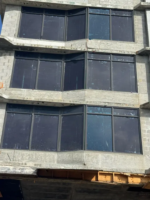 Edificio de varios pisos con ventanas de impacto instaladas