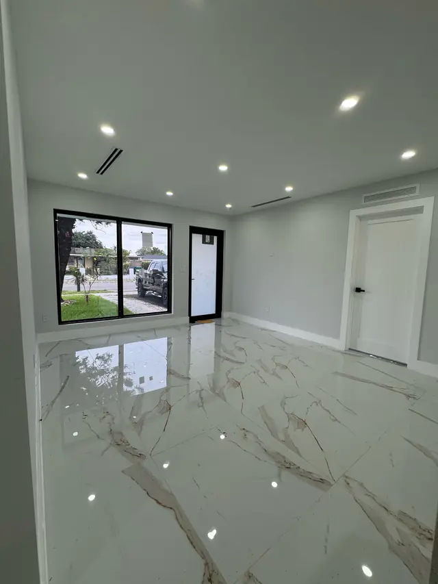 Interior terminado con ventana y puerta de impacto de marco negro