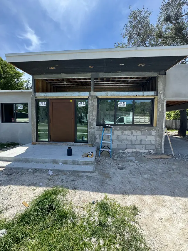 Obra en proceso: puerta de entrada y ventanas de impacto instaladas