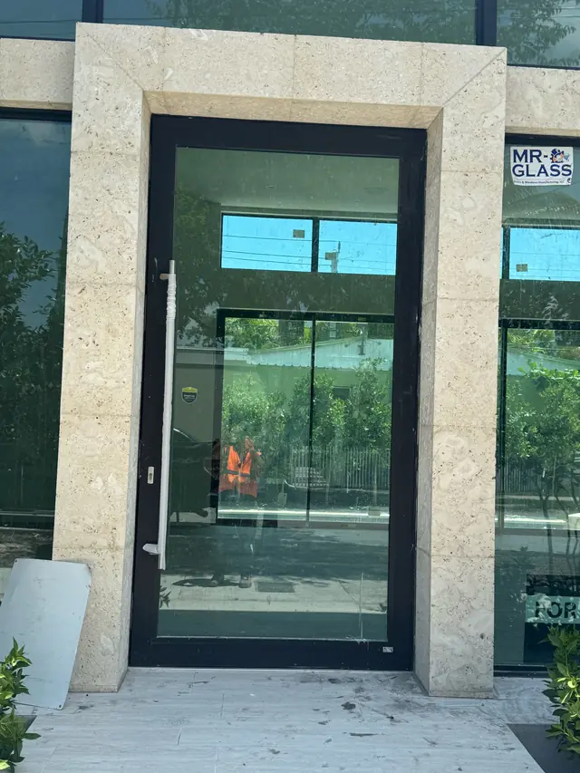 Puerta comercial de vidrio de impacto con marco negro